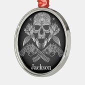 Schwarzer u. weißer Schädel und Gewehre Silbernes Ornament (Links)