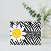 Schwarzer u. weißer Zebra; Frühlings-Gänseblümchen Ankündigungspostkarte (Stehend Vorderseite)