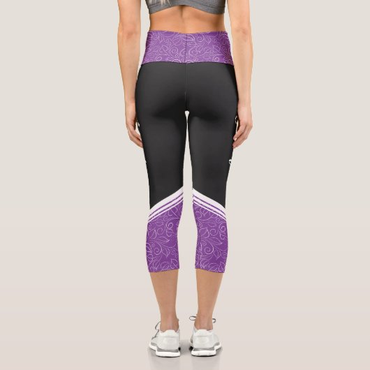 Schwarzer und dunkler Lavendel mit weißem Blumenst Capri Leggings (Rückseite)