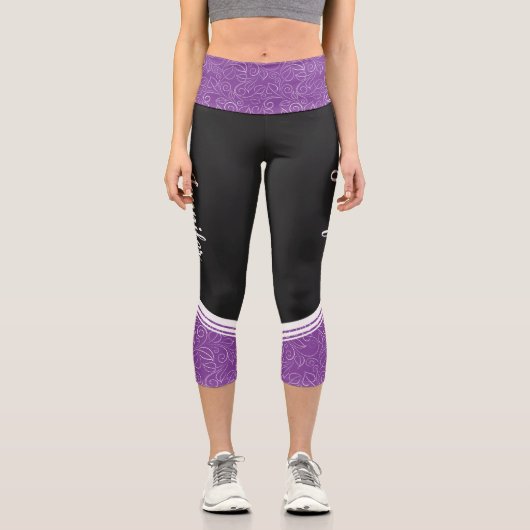 Schwarzer und dunkler Lavendel mit weißem Blumenst Capri Leggings (Vorderseite)