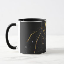 Schwarzer und goldener Becher mit mystischer Spinn