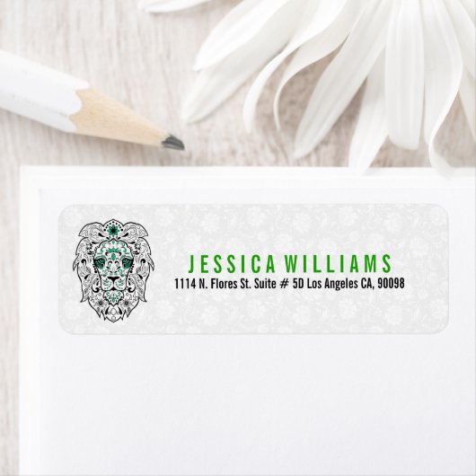 Schwarzer und grüner Löwenzucker auf Weiß (Insitu)