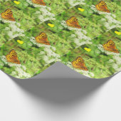 Schwarzer und orangefarbener Schmetterling auf wei Geschenkpapier (Ecke)