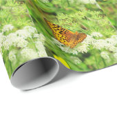 Schwarzer und orangefarbener Schmetterling auf wei Geschenkpapier (Rolleneckpunkt)