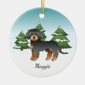 Schwarzer und Tan Mini Goldendoodle - Winterwald Keramik Ornament (Vorne)