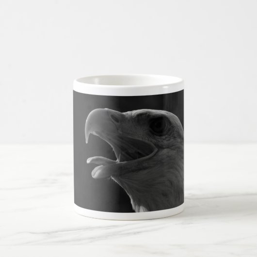 Schwarzer und weißer Adler Kaffeetasse (Mittel)