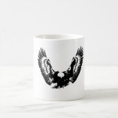 Schwarzer und weißer Adler Kaffeetasse (Mittel)