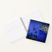 Schwarzer und weißer Angelfisch im tiefen Blauen M Notizblock (Innenseite)