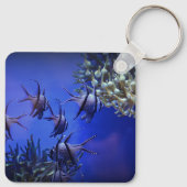 Schwarzer und weißer Angelfisch im tiefen Blauen M Schlüsselanhänger (Rückseite)
