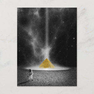 Schwarzer und weißer Astronaut und Goldene Pyramid Postkarte