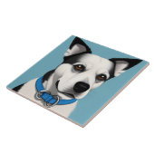 Schwarzer und weißer Hund mit blauem Collar Fliese (Seite)