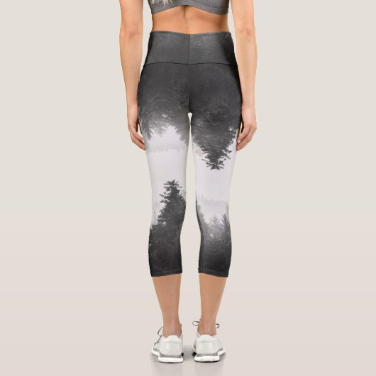 Schwarzer und weißer Nebelwald Capri Leggings (Rückseite)