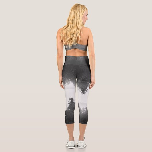 Schwarzer und weißer Nebelwald Capri Leggings (Rückseite)