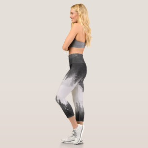 Schwarzer und weißer Nebelwald Capri Leggings