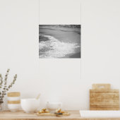 Schwarzer und weißer Ozean waschen am Strand auf 1 Poster (Küche)