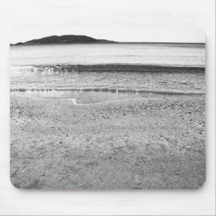Schwarzer und weißer Sandstrand Mousepad