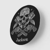Schwarzer und weißer Schädel und Kanonen Runde Wanduhr (Winkel)
