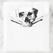 Schwarzer und weißer Schädel und Knochen Ovaler Aufkleber (Tasche)