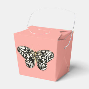 Schwarzer und weißer Schmetterling, korallenrosa Geschenkschachtel