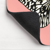 Schwarzer und weißer Schmetterling, korallenrosa H Mousepad (Ecke)
