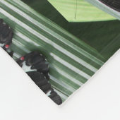 Schwarzer und weißer tropischer Schmetterling Fleecedecke (Ecke)