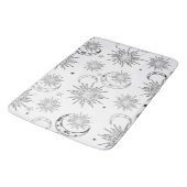 Schwarzer und weißer Whimsischer Sonnenmond und -s Badematte (Schrägansicht)