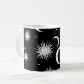 Schwarzer und weißer Whimsischer Sonnenmond und -s Kaffeetasse (Vorderseite Links)