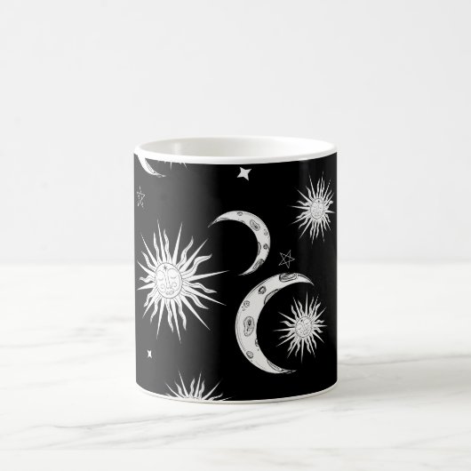 Schwarzer und weißer Whimsischer Sonnenmond und -s Kaffeetasse (Mittel)