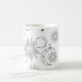 Schwarzer und weißer Whimsischer Sonnenmond und -s Kaffeetasse (Mittel)