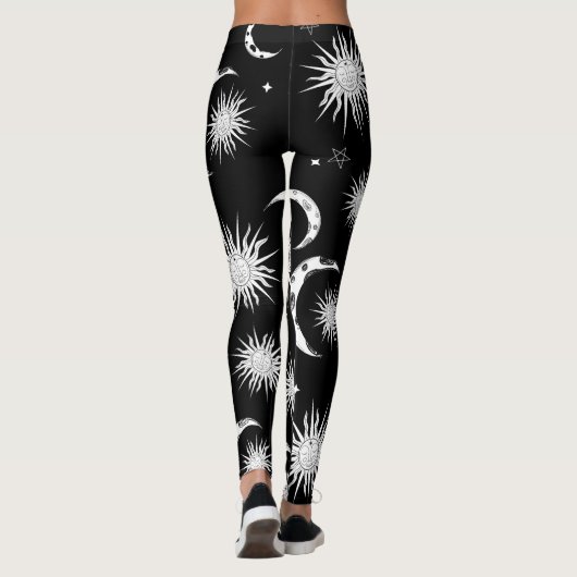 Schwarzer und weißer Whimsischer Sonnenmond und -s Leggings (Rückseite)