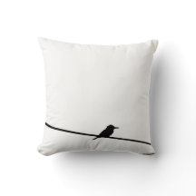 Schwarzer Vogel auf einem Draht