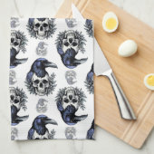 Schwarzer Vogel auf einem Skull-Goth-Muster Geschirrtuch (Viertel Falte)