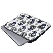 Schwarzer Vogel auf einem Skull-Goth-Muster Laptopschutzhülle (Vorne Knopf)
