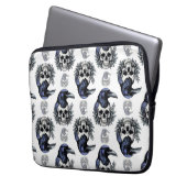 Schwarzer Vogel auf einem Skull-Goth-Muster Laptopschutzhülle (Vorderseite Links)