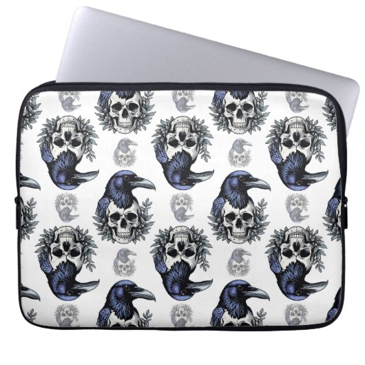 Schwarzer Vogel auf einem Skull-Goth-Muster Laptopschutzhülle (Vorderseite)
