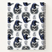 Schwarzer Vogel auf einem Skull-Goth-Muster Notizblock (Rückseite)