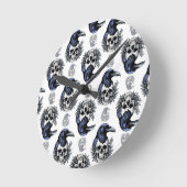 Schwarzer Vogel auf einem Skull-Goth-Muster Runde Wanduhr (Winkel)