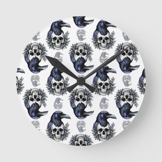 Schwarzer Vogel auf einem Skull-Goth-Muster Runde Wanduhr (Vorderseite)
