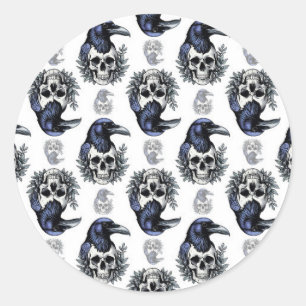 Schwarzer Vogel auf einem Skull-Goth-Muster Runder Aufkleber