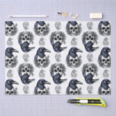Schwarzer Vogel auf einem Skull-Goth-Muster Seidenpapier (Handwerk)