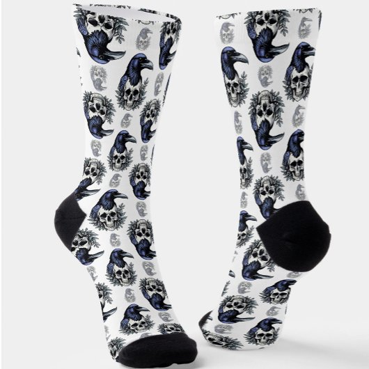Schwarzer Vogel auf einem Skull-Goth-Muster Socken
