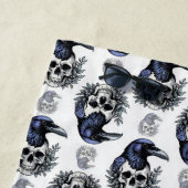 Schwarzer Vogel auf einem Skull-Goth-Muster Strandtuch (Beispiel)