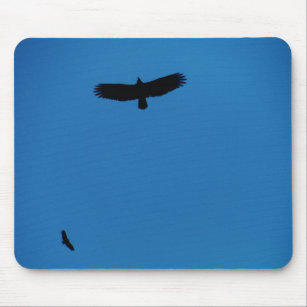 Schwarzer Vogel in einem blauen Himmel Mousepad