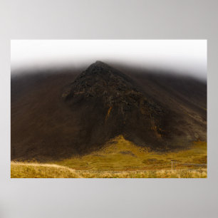 Schwarzer Vulkanberg und tiefes Wolkenposter Poster