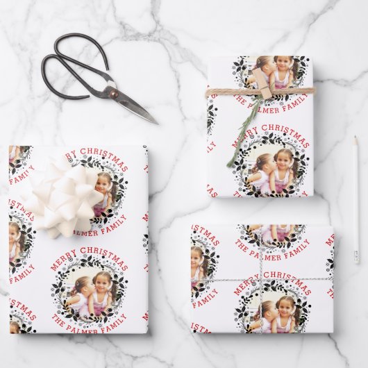 Schwarzer Weihnachtskranz, rotes, fröhliches Weihn Geschenkpapier Set (Vorderseite)