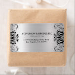 Schwarzer, weißer Hintergrund<br><div class="desc">Dieses Design zeichnet sich durch einen schwarzen Blumenwirl mit einem silberfarbenen Hintergrunddruck aus. Benutzerdefinierte schwarze Typografie.</div>