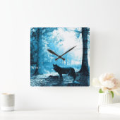 Schwarzer Wolf allein im Wald Quadratische Wanduhr (Zuhause)