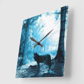 Schwarzer Wolf allein im Wald Quadratische Wanduhr (Winkel)