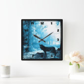 Schwarzer Wolf allein im Wald Quadratische Wanduhr (Zuhause)