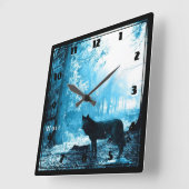 Schwarzer Wolf allein im Wald Quadratische Wanduhr (Winkel)